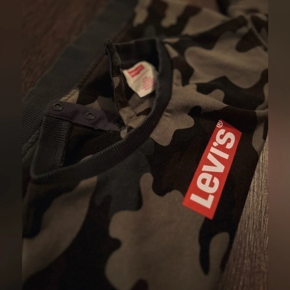 Levi’s camo sweatsuit, 24 months